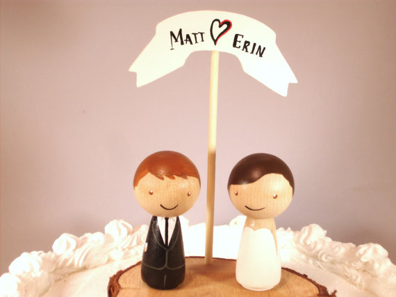 Mariage - Kokeshi Wedding Cake Topper with Rustic Tree Slice Base and Wooden Base - Custom Cake Topper - Personalized just for you