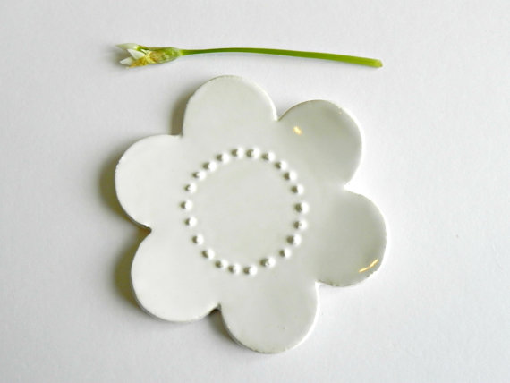 زفاف - White Flower Ceramic  Plate Small Wedding Ring Dish Pottery Decorated with Dots Jewelry Dish Ceramic Pillow Alternative for Wedding