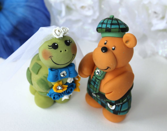 Hochzeit - Bear and turtle wedding cake topper, scottish tartan kilt, tartan wedding, personalized wedding