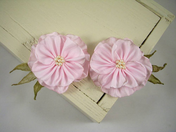 Свадьба - Blush Pink Ribbon Flower Shoe Clips, Wedding, Bridal, Fairy, Gypsy, Boho, Bridesmaid