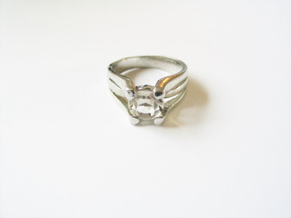 زفاف - Kitsch chunky filigree silver plated and brilliant cut rhinestone solitaire engagement style ring, size 8.25