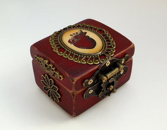 زفاف - Anatomical Heart Engagement Ring Box in Dark Red - Ring Bearer Box - Goth Wedding -