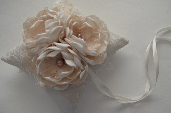 زفاف - The Vintage Rose Ring Bearer Pillow - Vintage Style Wedding, Shabby Chic, Antique Ivory, Old Fashioned, Ring Bearers Pillow, Fabric Flowers