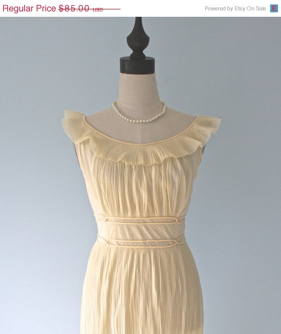 زفاف - 33% Off SALE Vintage 1940s 50s lingerie . accordion pleated crimped . LUXITE . soft yellow maxi . gorgeous wedding nightgown . size small