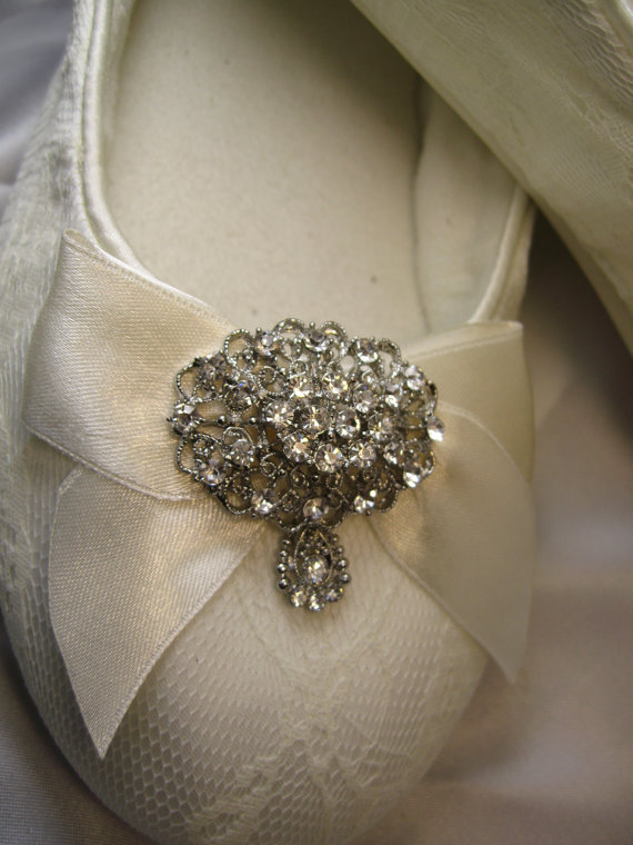 زفاف - SALE - Wedding Shoes Vintage Inspired Bridal Flats Ivory or White Bridal Ballet Shoes Lace Bow Brooch Shoes