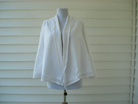 زفاف - FOUND IN SPAIN -- white flannel night shawl