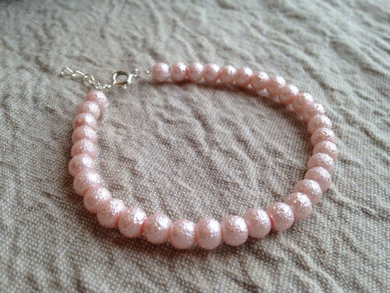 Mariage - Pink pearl bracelet, pink bracelet, pearl bracelet, bridesmaids bracelet, pink bridesmaids, bridal party jewelry, pearl jewelry, pale pink