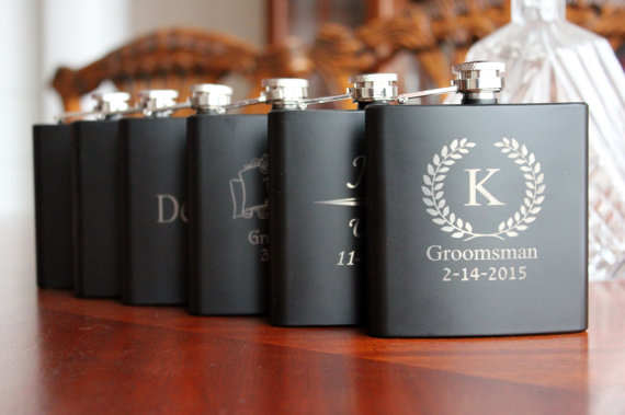 Свадьба - 7 Personalized  Black Flasks, Groomsmen, Best Man, Usher, Weddings, Groomsmen gifts, Wedding Party Gifts, Wedding Flask