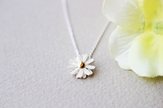 Свадьба - Daisy pendant necklace in silver, Daisy necklace, Everyday necklace, Bridesmaid gift