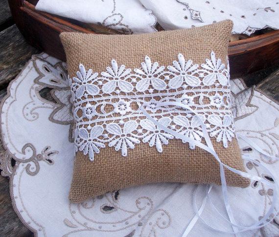 Mariage - Natural Burlap/Hessian Ring Bearer Pillow/Cushion with White Guipure Lace