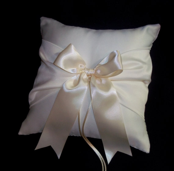Hochzeit - Ivory Wedding Ring Bearer Pillow