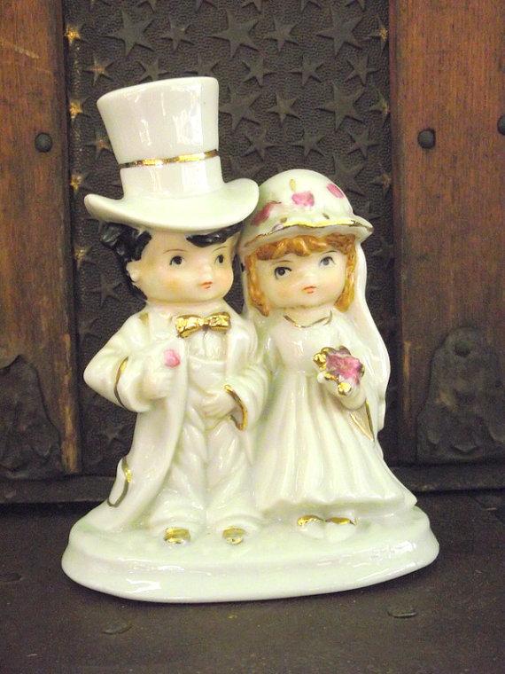 Hochzeit - Vintage Bride Groom Cake Top Porcelain 22kt Gold Trim