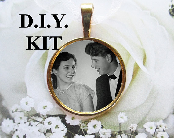 Mariage - DIY BOUQUET MEMORIAL Charm Kit #8 - Great Christmas Gift Idea! - Round Gold Charm Wedding Kit