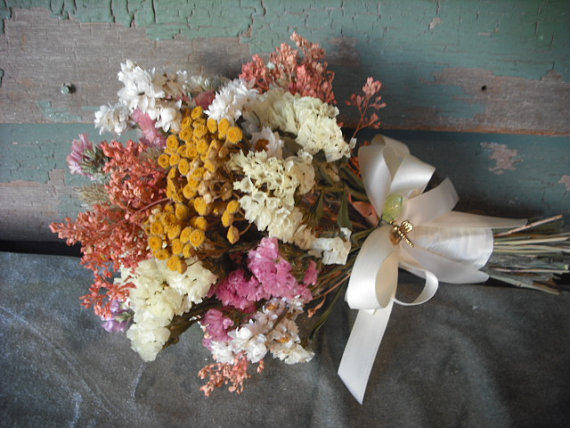 Mariage - Simple dried flower bridal bouquet in peach, cream and yellows with ivory ribbons.