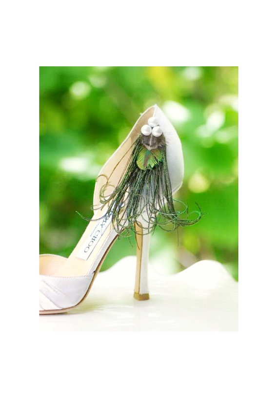 Свадьба - Shoe Clips Ivory / White Pearls & Peacock Flue Strands Feathers. Bride Chic Couture, Fun Whimsical Autumn, Bridal Shower Gift, Burnt Orange