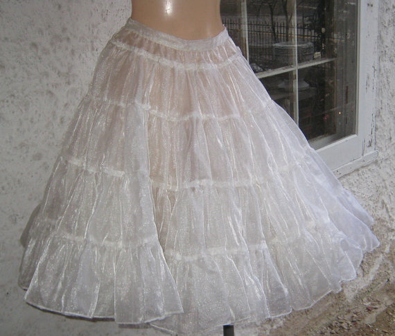 Hochzeit - Big Fluffy Foo Foo Great Vintage 1950s Big Circle Full  White Petticoat Slip