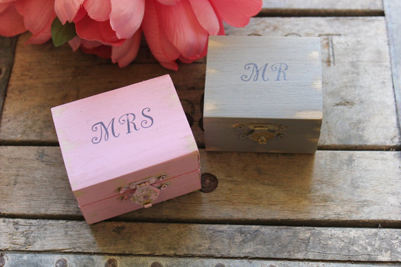 Свадьба - rustic wedding ring bearer pillows . mr and mrs personalize color wedding keepsake box . rustic distressed wooden wedding box
