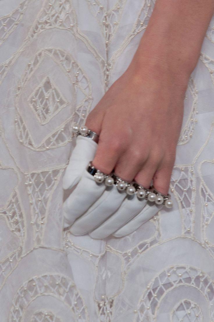 زفاف - Alexander McQueen's Finger Gloves