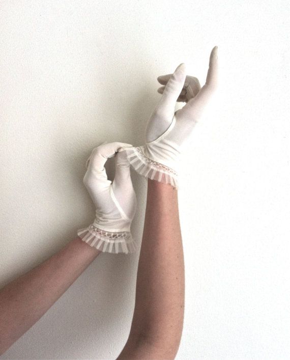 Hochzeit - Vintage White Gloves, Wedding, Tea Gloves With Lace