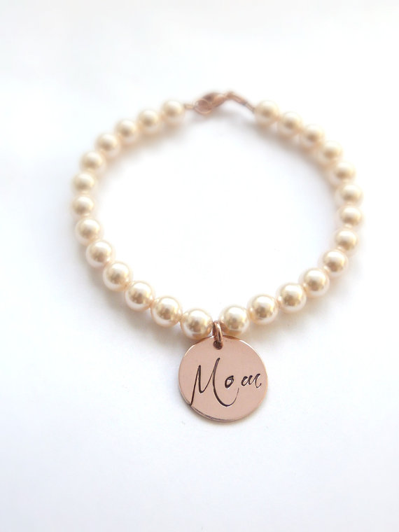 Mariage - Mother of the Bride Pearl Bracelet Personalized Bracelet Graduation Gift Sterling Silver charm Mother of the Groom Gift Wedding Jewelry