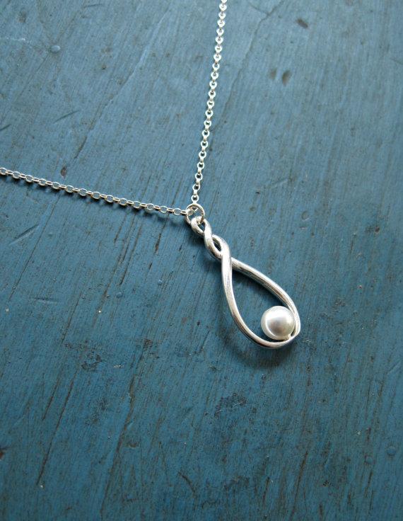 Свадьба - Mother of the Bride Gift Silver Twist and Pearl Drop Necklace Bridesmaid Jewelry Bridal jewelry Mother of the Groom Gift Swarovski Pearl