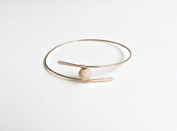 Свадьба - Gold Stardust Bangle Bracelet Mothers Gift Mother of the Bride Gift Bridesmaid jewelry Bridal Jewelry Floating Silver Rose Gold Bangle