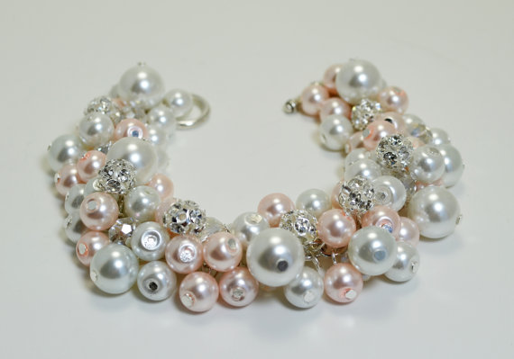 زفاف - White and Blush Cluster Bracelet, Pearl Bridal Jewelry, Blush Bridesmaid Jewelry, Chunky Pearl Bracelet, Bridesmaid Bracelet, Pearl Jewelry