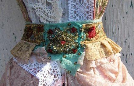 Hochzeit - Belt, sash, fairy,gypsy, woodland fae, shabby chic, jane austen, renaissance, embroidery, vintage style,ruffle sash, bridal, green,red,roses