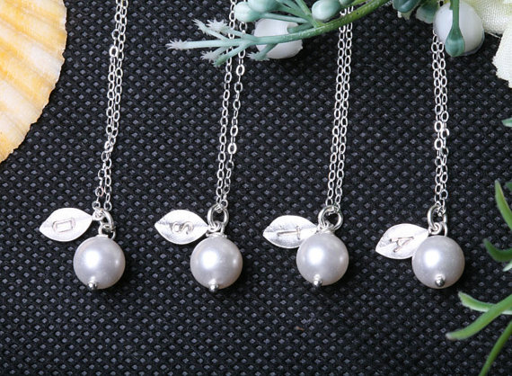 Mariage - Bridesmaid gifts,set of 7,Leaf initial Necklace,Flower girl Gift,Wedding party favor,Bridal jewelry gift,Wire wrapped pearl necklace