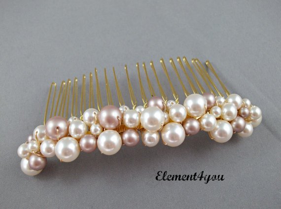 Hochzeit - Ivory pearl comb. Gold hair comb. Bridal hair accessories. Light champagne pearls. Bridesmaid hair comb. Wedding hair do. Veil attachment.