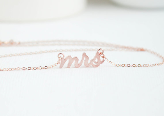 Mariage - Mrs Necklace, Rose Gold Mrs Necklace, Bridal Shower Gift, Bridal Jewelry, Wedding Jewelry