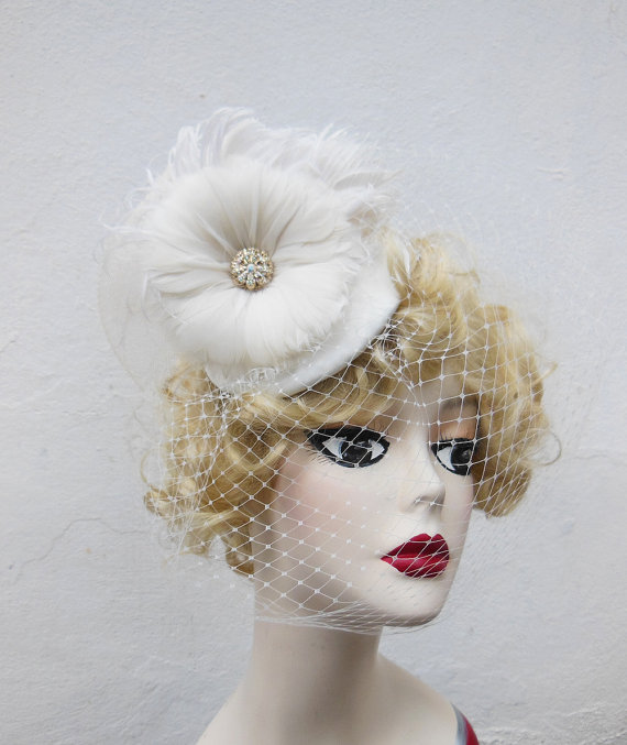 زفاف - Ivory Birdcage Veil, Bridal Hat, Feather Fascinator,  Light Ivory Feather Flower, Gold Swarovski Crystal, Batcakes Couture