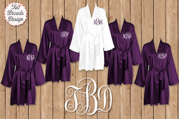 Свадьба - FREE ROBE, Set of 7 or MORE Dark Purple Robe, Personalized Satin Robes, Bridesmaid Gift, Wedding, Brides Robe, Monogrammed Robes, Satin