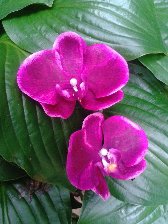 زفاف - TROPICAL FLOWER CLIP - Pair of Fuchsia Hawaiian Orchids, Bridal. Silk Hair Flowers, Beach Wedding, Flower Headpiece, Pearls, Hair Accessory