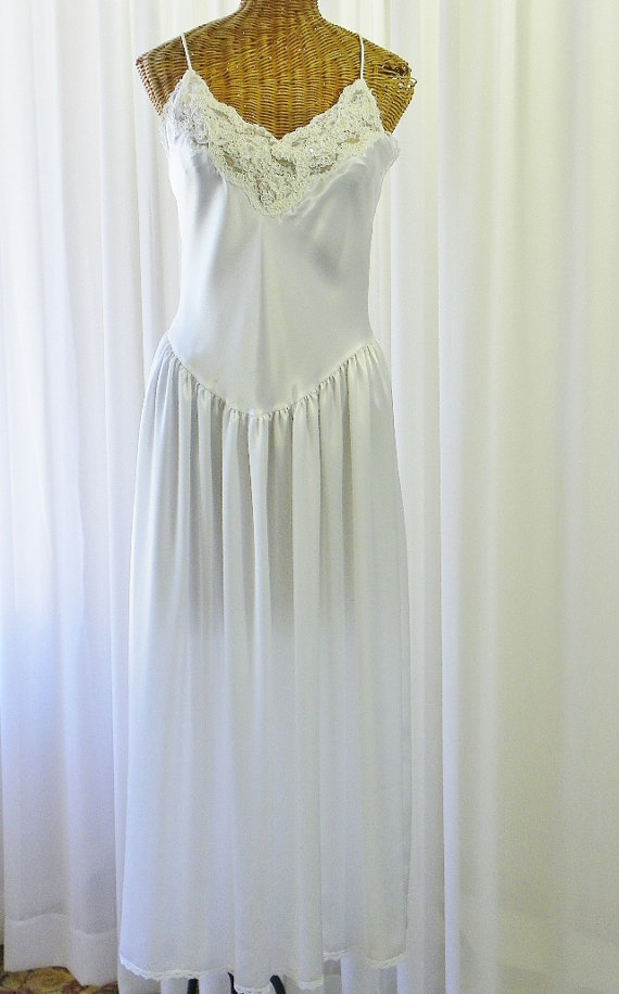 زفاف - Paula Carbon Designer White Peignoir Set Pearls Sequined Size Medium Deadstock Unworn by Voila Vintage Lingerie