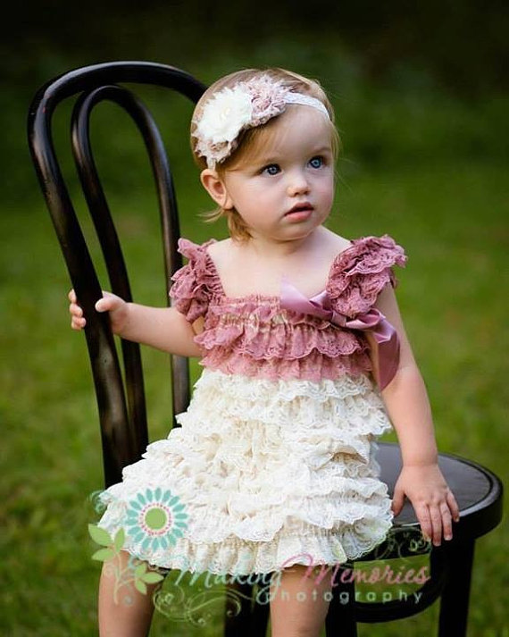Свадьба - Cream and mauve lace petti dress - vintage lace dress - flower girl dress - cream flower girl dress - cream lace petti dress
