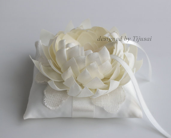 زفاف - Ivory  Wedding ring pillow with flower and satin ribbon---ring bearer pillow, wedding rings pillow