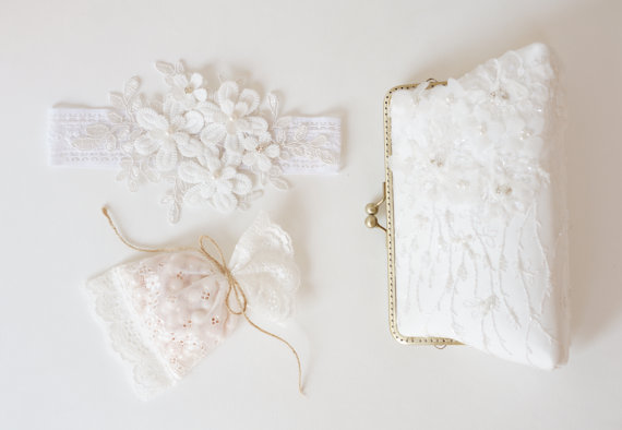 زفاف - Romance Wedding White Lace Purse / Beaded and Appliquéd Lace Silk Clutch / bridesmaid gift /  Evening clutch / Formal Party / bridal clutch