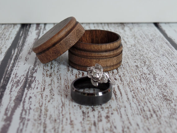 Mariage - Wood Ring Box Ring Bearer Box Keepsake Ring Box Dark Walnut Wood Box Rustic Wedding Ring Box Round Box Country Wedding Ring Holder