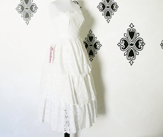 زفاف - Vintage 80s does 50s White Eyelet Lace Ruffled Tiered Strapless Wedding Dress NOS Belts XS S
