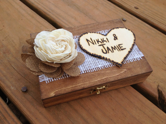 Свадьба - Shabby Chic Ring Bearer Box - Rustic Wedding Decor - Ring Bearer Pillow Alternative - Personalized Ring Box