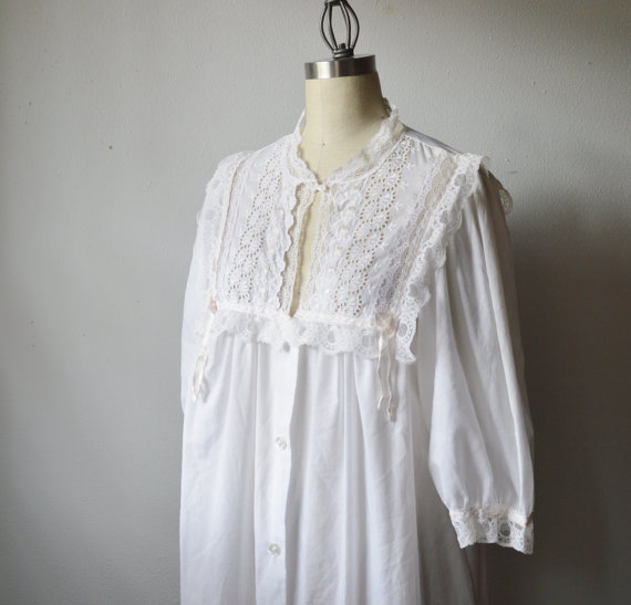 زفاف - Vintage Christian Dior Lingerie 1970s White Cotton Robe with Romantic Lace Embroidery Pink Ribbons Pouf Sleeves Buttons Size Medium