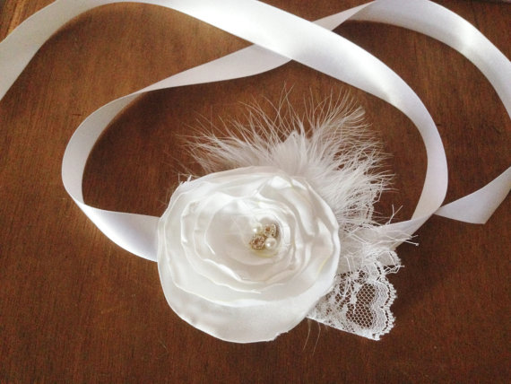 Mariage - DOG FLOWER COLLAR -  White Satin white flower with lace feathers,Pet Wedding,Ties on, Pet Flower, Dog Wedding, Dog flower , Dog Bow