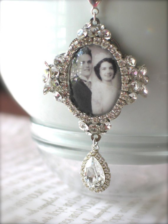 Свадьба - Memory Wedding Bouquet Photo Charm, Unique Bridal Bouquet Charm, Swarovski Crystal Memory Photo Charm