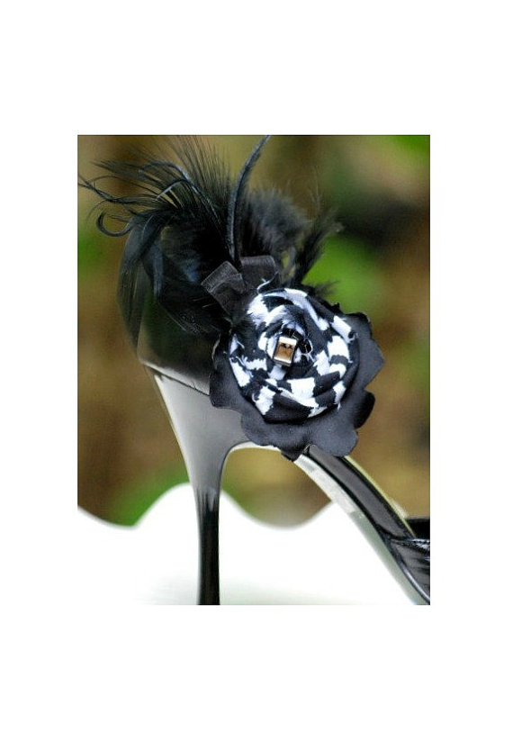 Mariage - Shoe Clips Elegant Black Flower. Classy Feminine, Fun Tribal Theme Big Event Fashionista, Fabric Feather Bead, Bride Bridal Party Bridesmaid