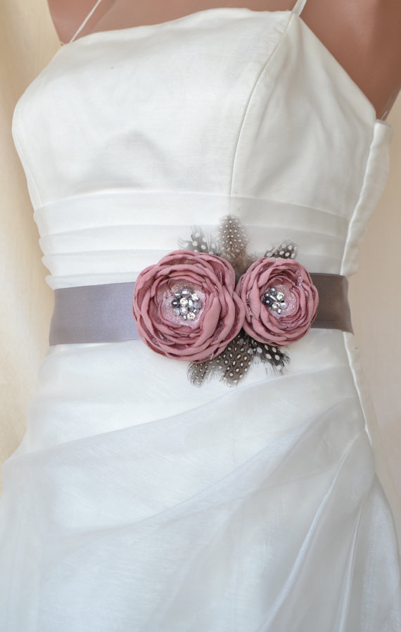 زفاف - Handcrafted Pink and Grey Two Flowers With Feathers Wedding Bridal Sash Belt
