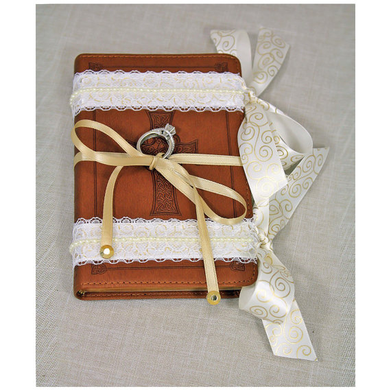 Свадьба - Ring Bearer Pillow Alternative. Ring Bearer Bible Brown, Ivory Lace & Gold. Vintage Decor. Ivory, Gold Wedding Ceremony. Ring Bearer Idea