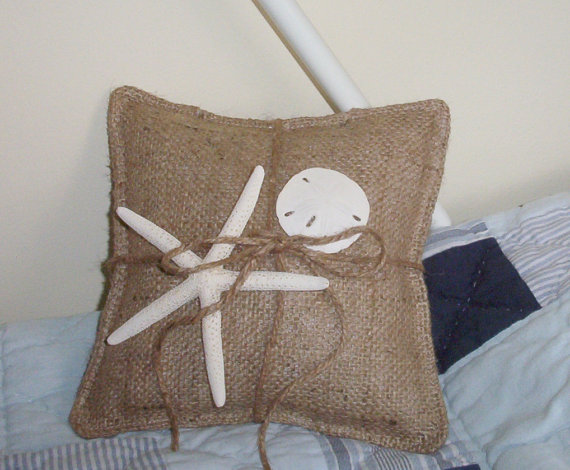 Mariage - Burlap Ring Bearer Pillow with a beautiful white Starfish and Sand Dollar Beach wedding