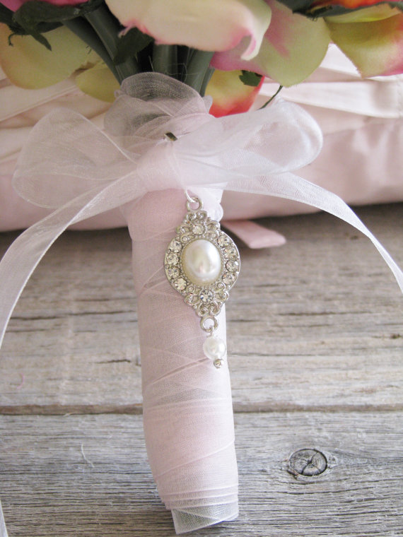 Hochzeit - Bridal Bouquet Charm, Vintage Style Wedding