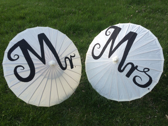 Mariage - Ivory or White Mr & Mrs Paper Parasols for Wedding Pictures (Set of 2 Parasols), Wedding Decor, Destination Wedding, Paper Umbrella